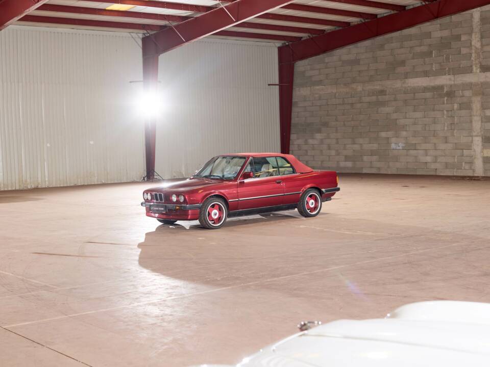 Image 20/45 of BMW 320i (1990)