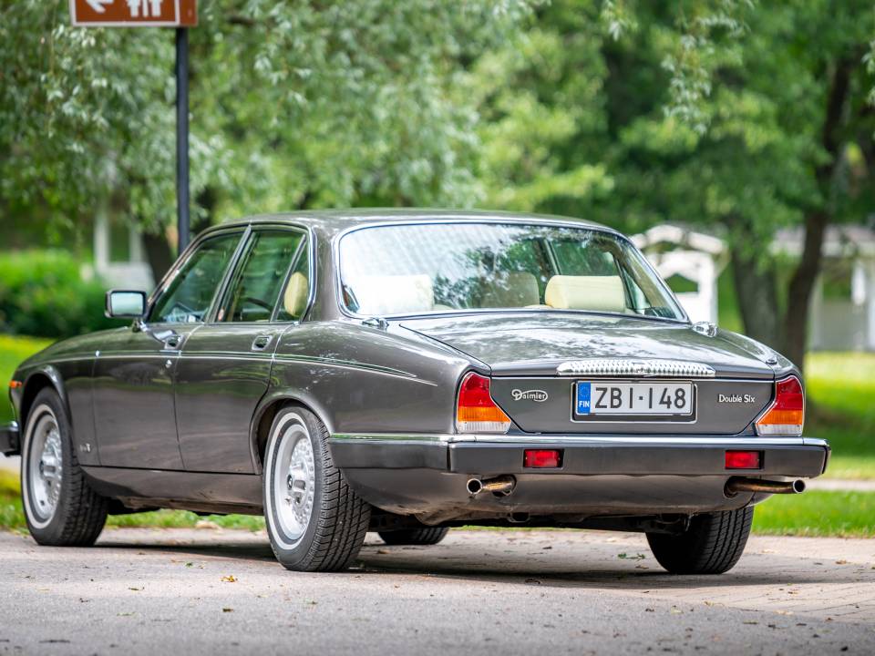 Image 3/42 of Daimler Double Six (1989)