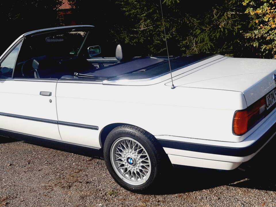 Image 24/55 of BMW 320i (1991)