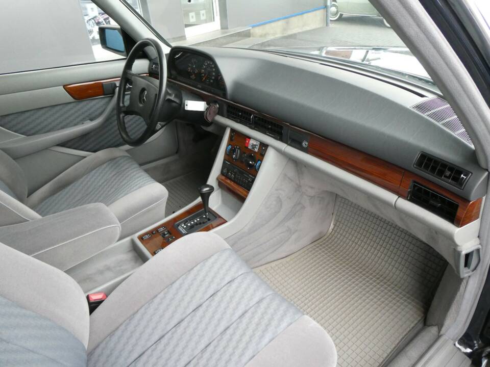 Bild 12/21 von Mercedes-Benz 300 SE (1990)