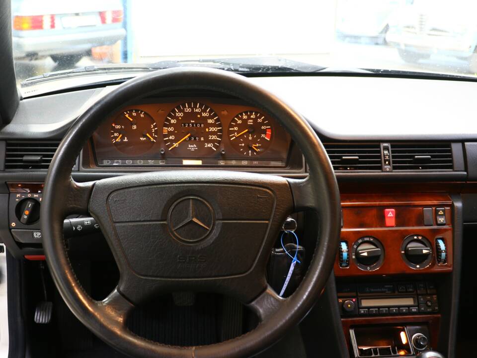 Immagine 20/43 di Mercedes-Benz E 200 (1994)
