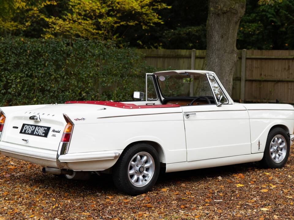 Image 3/50 of Triumph Herald 1200 (1967)