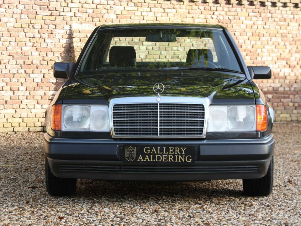 Image 7/50 of Mercedes-Benz 200 E (1992)