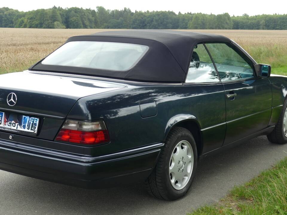 Bild 2/15 von Mercedes-Benz E 200 (1996)