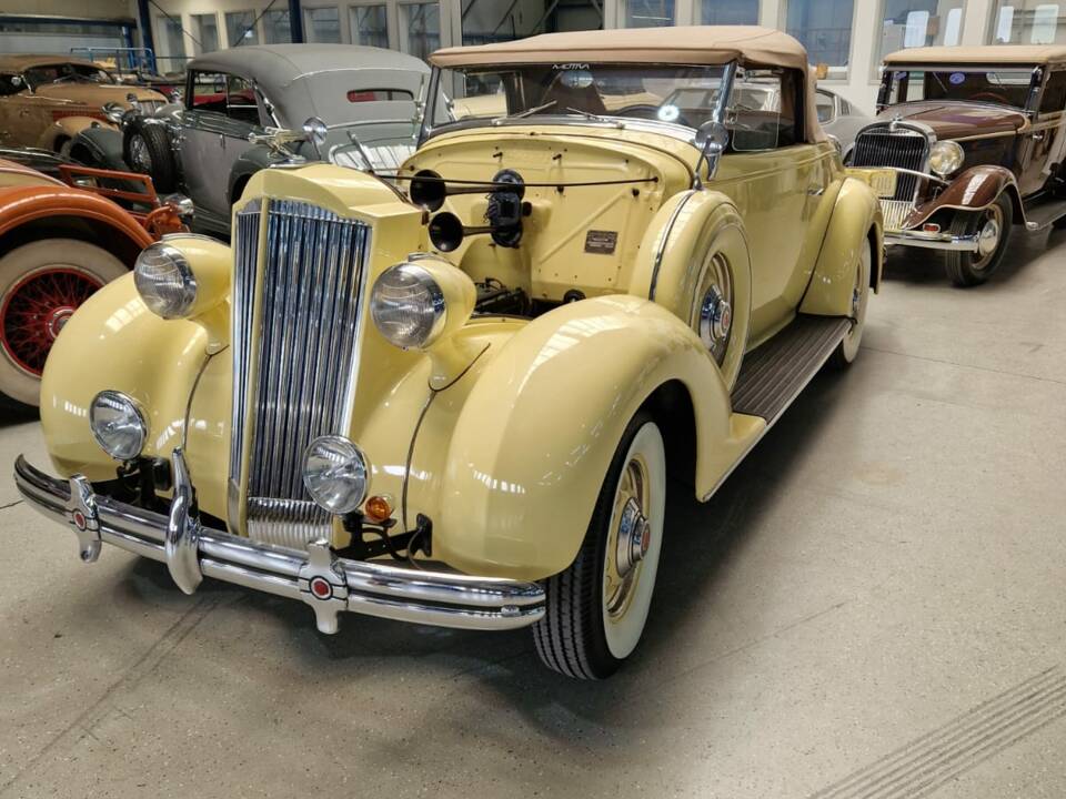 Image 40/75 of Packard One-Twenty (1936)