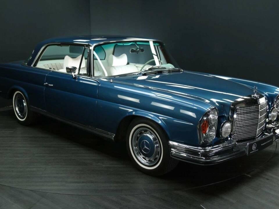 Image 9/50 of Mercedes-Benz 280 SE 3,5 (1971)