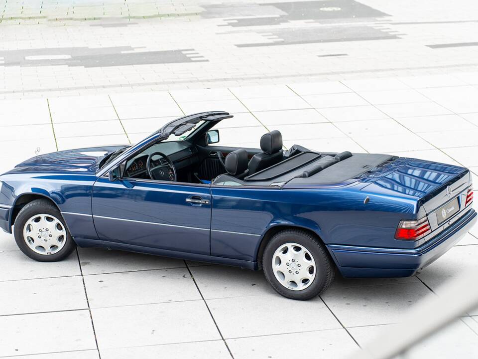 Image 7/45 of Mercedes-Benz E 220 (1995)