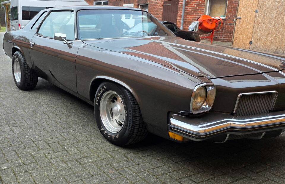 Image 7/8 of Oldsmobile Cutlass Supreme (1973)