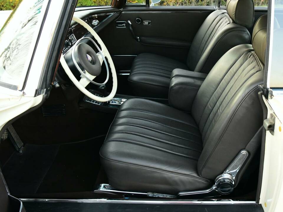Image 36/50 of Mercedes-Benz 280 SE 3,5 (1971)