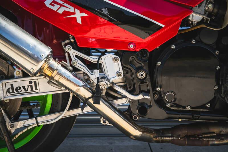 Image 28/50 of Kawasaki GPX 750R (1987)