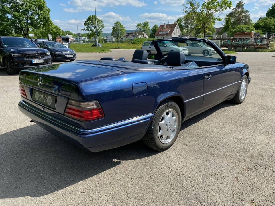 Image 7/31 of Mercedes-Benz E 220 (1994)