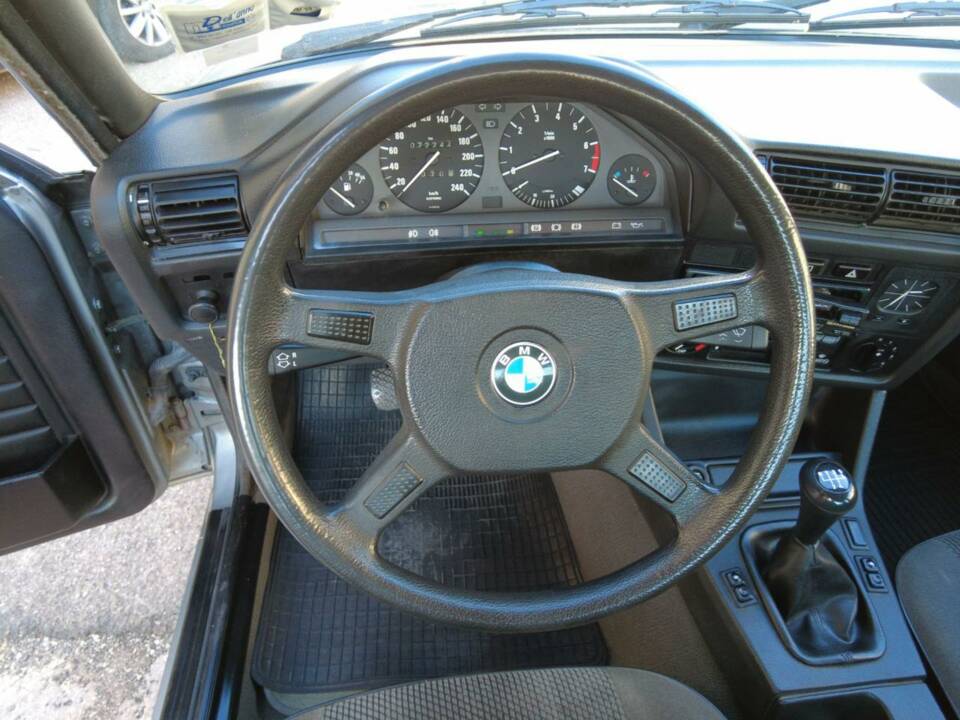 Image 2/19 de BMW 318i (1989)