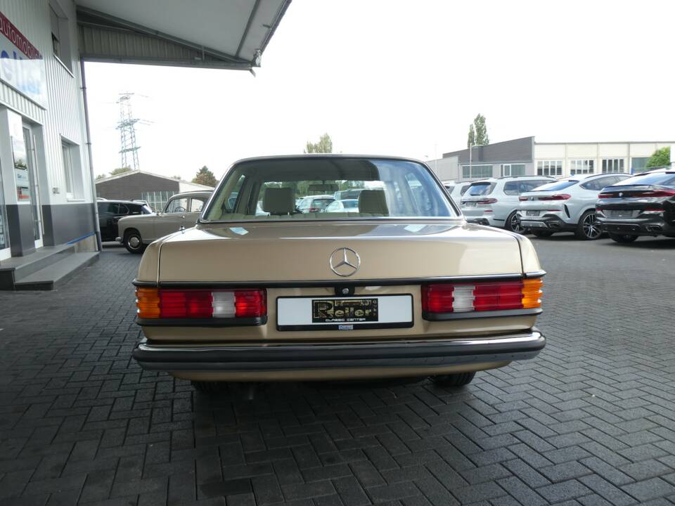 Image 5/19 of Mercedes-Benz 200 (1983)