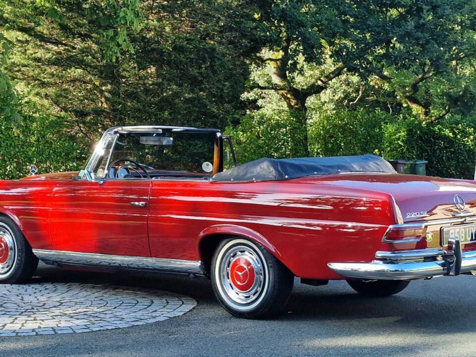 Image 2/44 of Mercedes-Benz 220 SE b (1962)