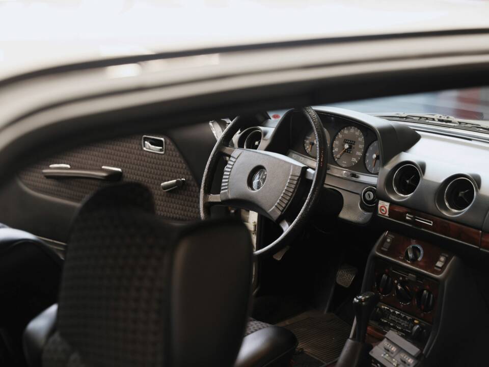 Image 18/36 of Mercedes-Benz 280 CE (1979)