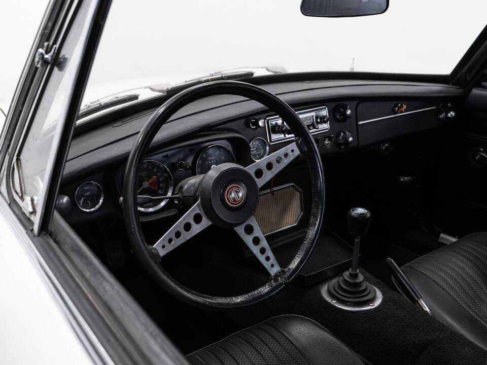 Bild 20/44 von MG MGB GT (1971)