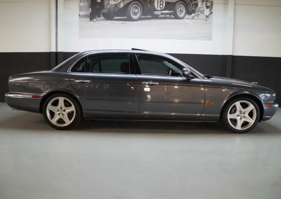 Image 36/50 de Jaguar XJ 8 4.2 (2005)