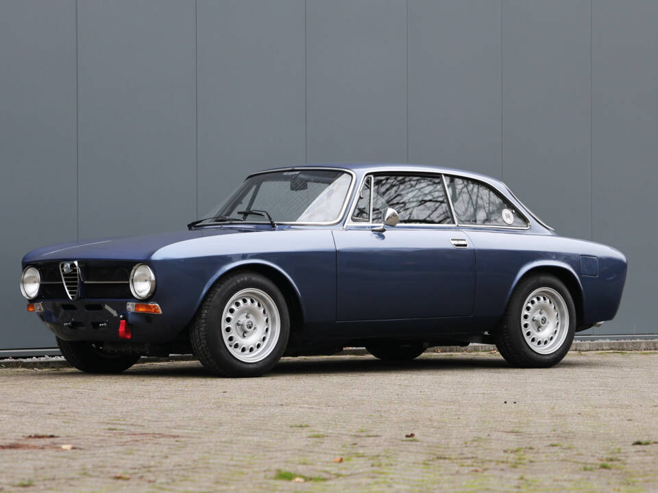 Immagine 25/48 di Alfa Romeo Giulia GT 1300 Junior (1975)