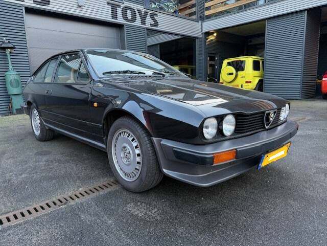 Immagine 2/22 di Alfa Romeo GTV 2.0 (1983)