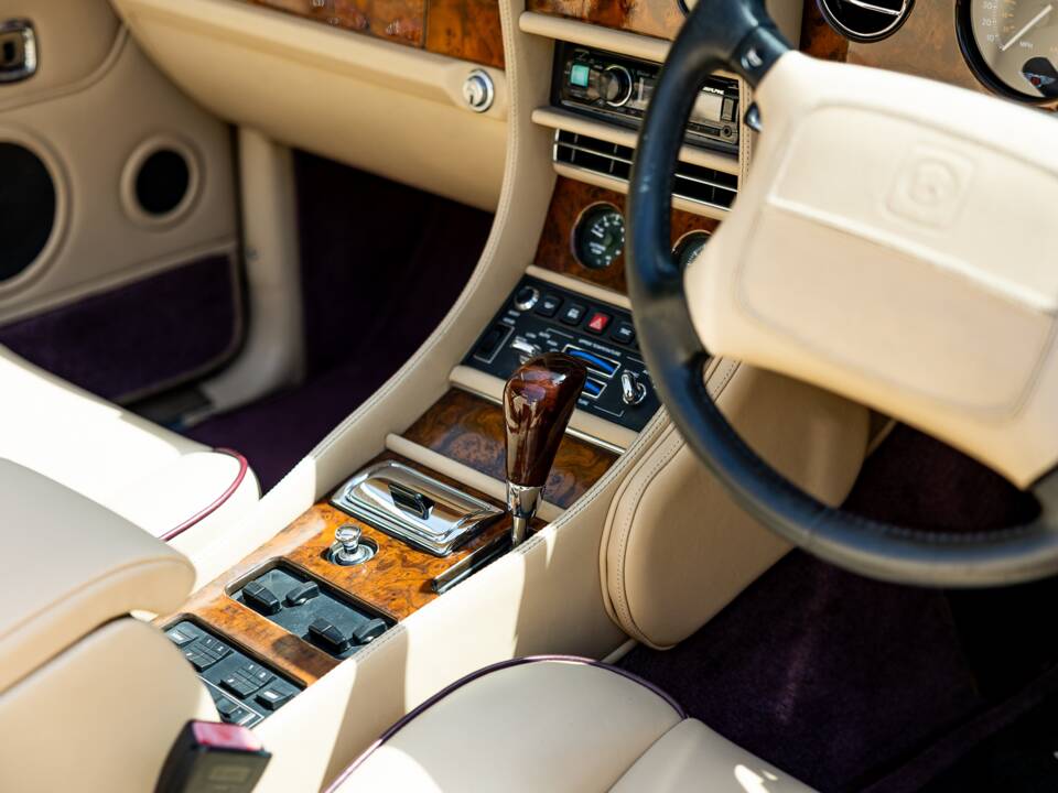 Image 45/46 of Bentley Azure (1997)