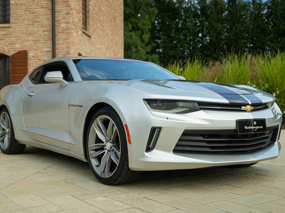 Imagen 2/50 de Chevrolet Camaro 2.0 Turbo (2019)