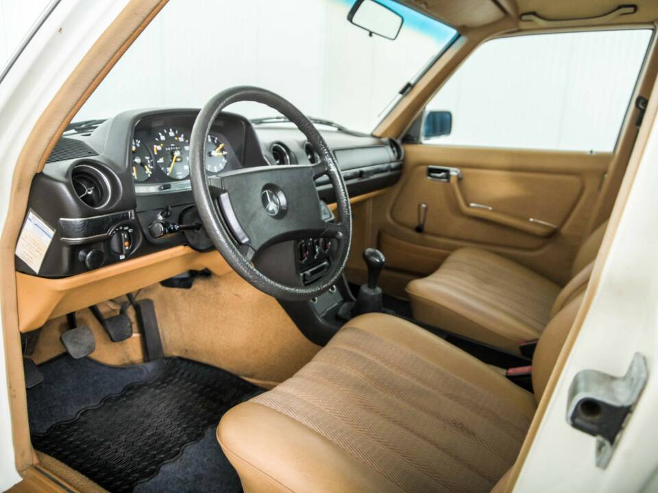 Image 11/50 of Mercedes-Benz 300 D (1980)