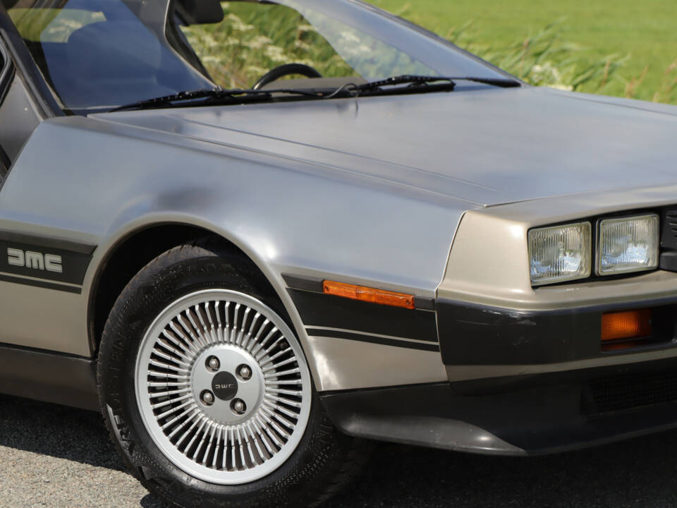 Image 18/32 of DeLorean DMC-12 (1981)