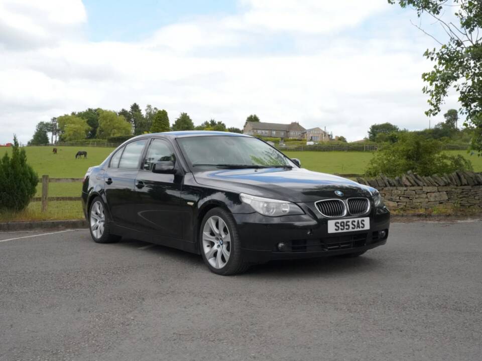 Bild 13/48 von BMW 550i (2006)