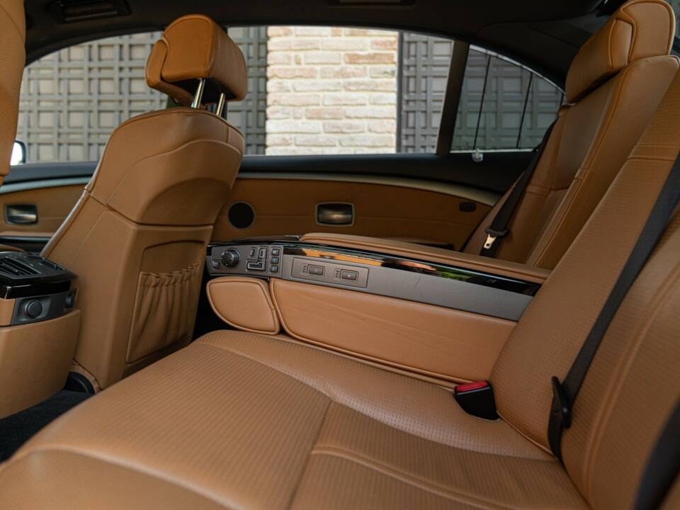 Image 34/50 de BMW 745Li (2001)