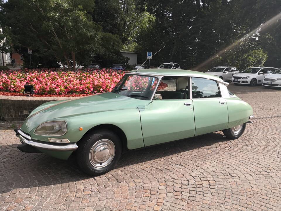 Image 2/4 of Citroën DS 21 (1972)