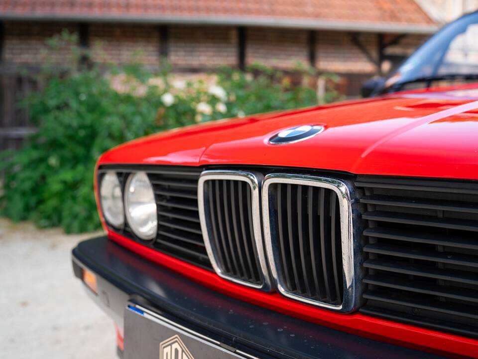 Immagine 11/33 di BMW 318i (1991)