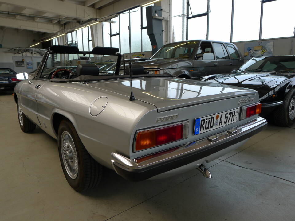 Bild 27/32 von Alfa Romeo 2000 Spider Veloce (1981)
