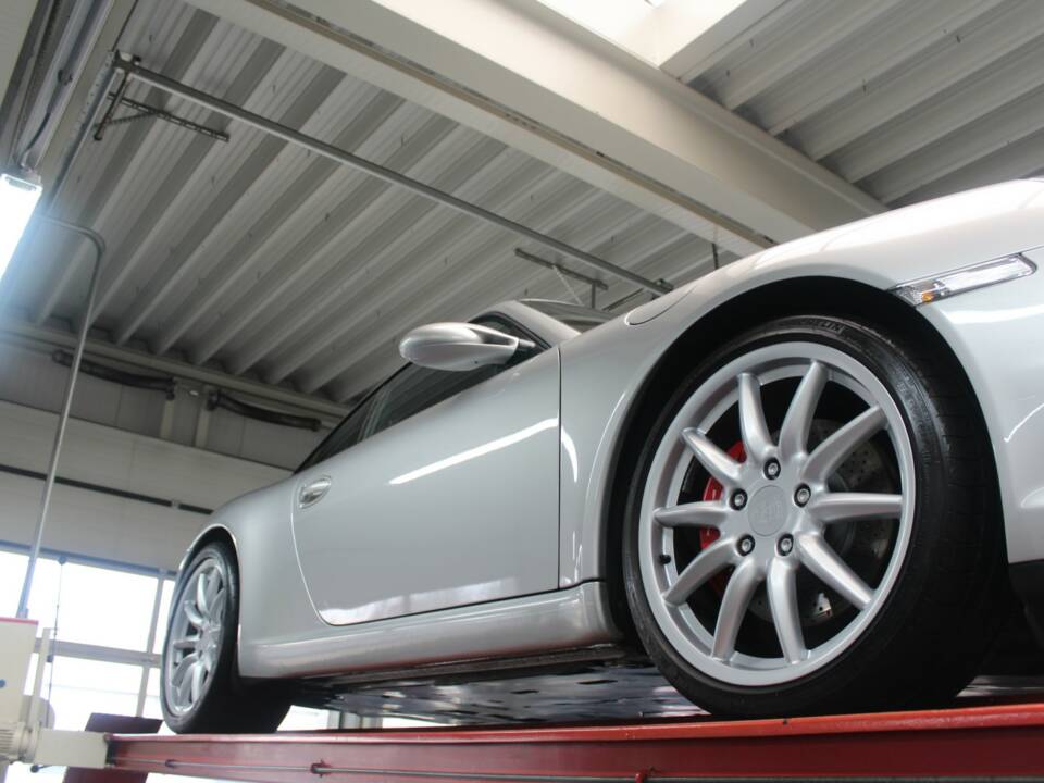 Image 37/50 of Porsche 911 Carrera S (2004)