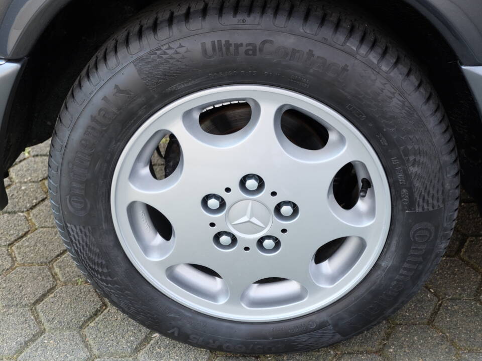 Image 59/63 of Mercedes-Benz 300 CE (1991)