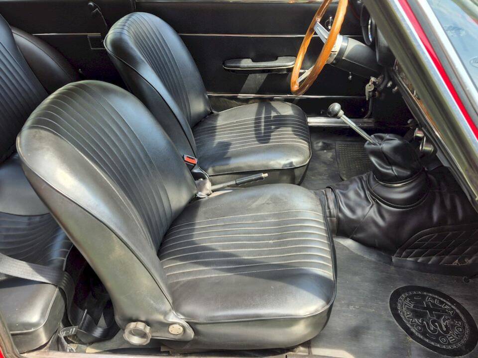 Image 31/50 de Alfa Romeo Giulia GT 1300 Junior (1971)