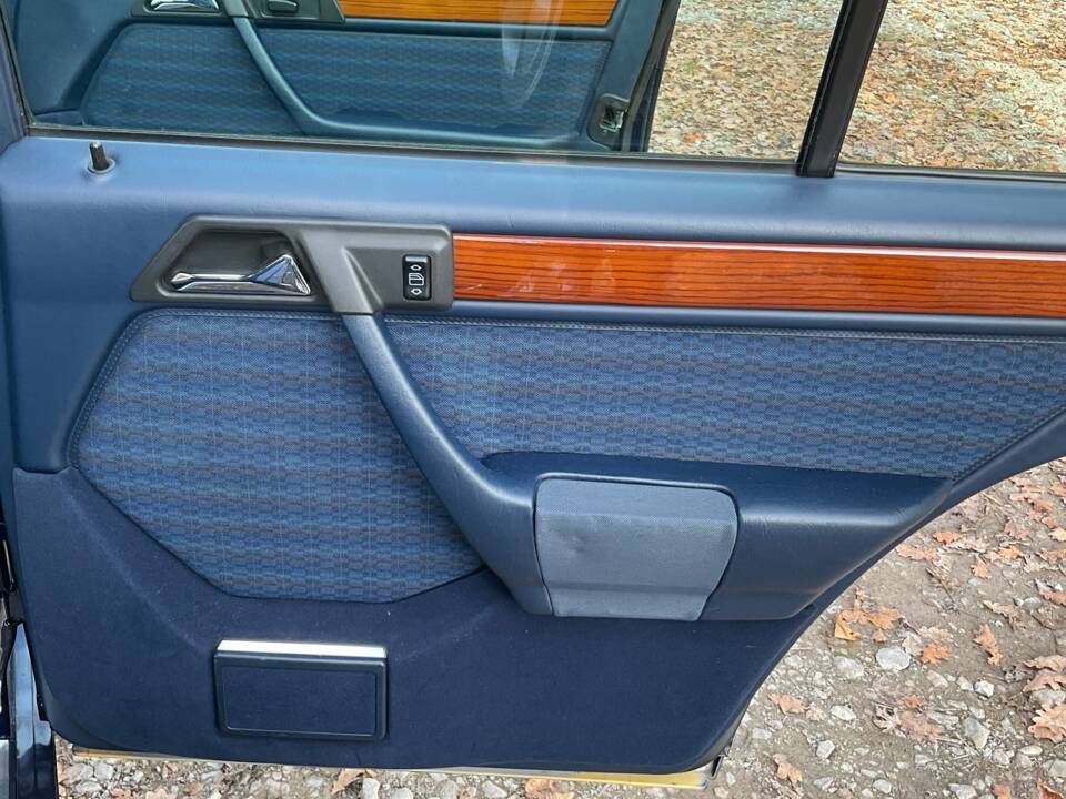 Image 74/149 of Mercedes-Benz 320 TE (1993)
