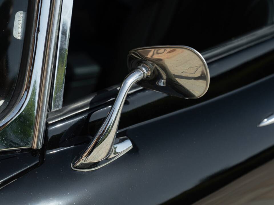 Image 12/50 de Jaguar E-Type (1968)