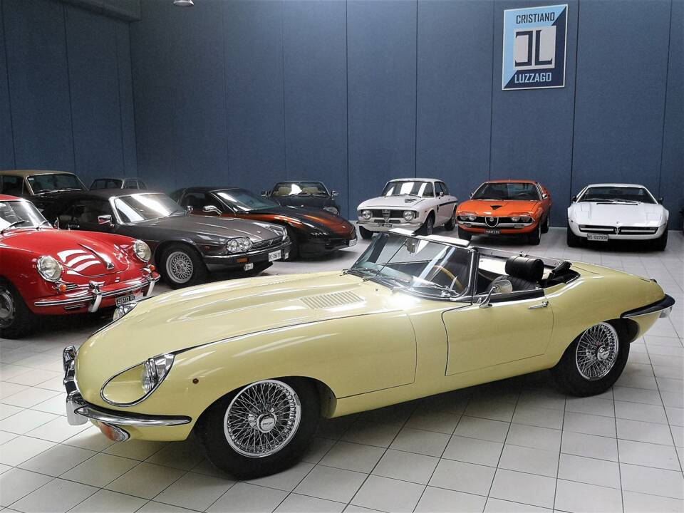 Image 3/51 de Jaguar E-Type (1970)