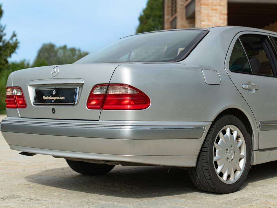 Image 12/50 of Mercedes-Benz E 430 (2000)