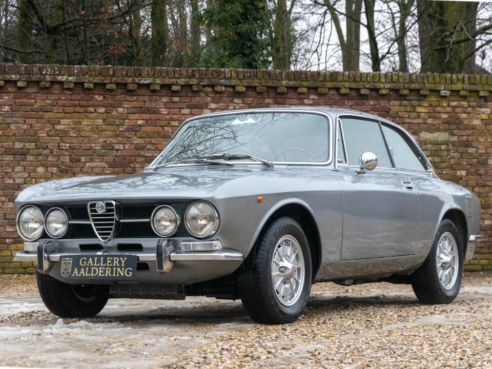 Image 7/50 de Alfa Romeo Giulia GT 1300 Junior (1972)