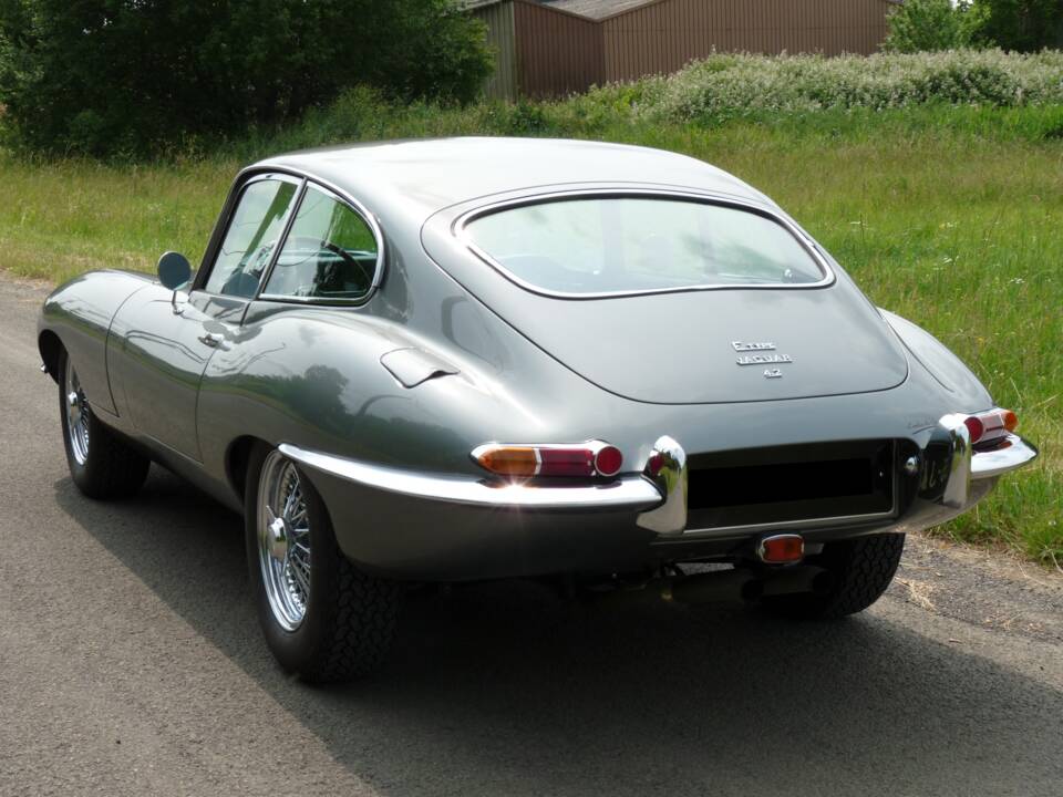 Image 7/22 de Jaguar E-Type (1968)