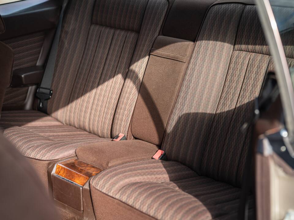 Immagine 23/73 di Mercedes-Benz 300 CE (1991)