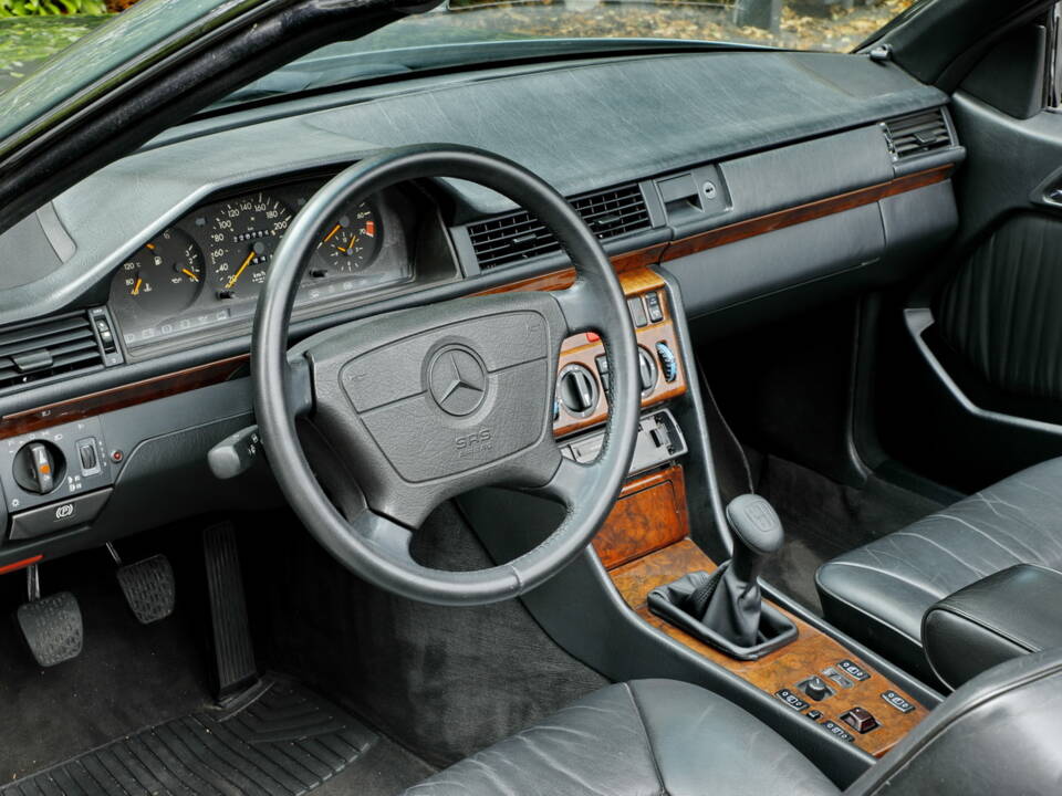 Image 16/26 of Mercedes-Benz E 320 (1994)