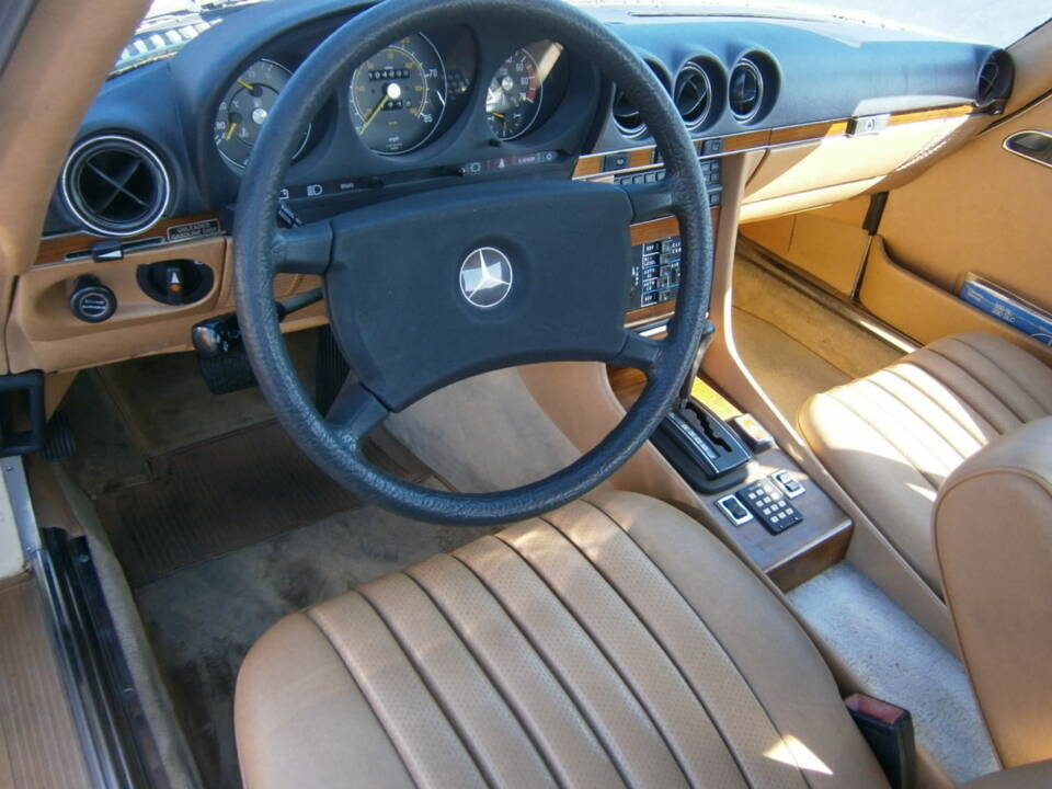 Image 2/29 de Mercedes-Benz 380 SL (1981)