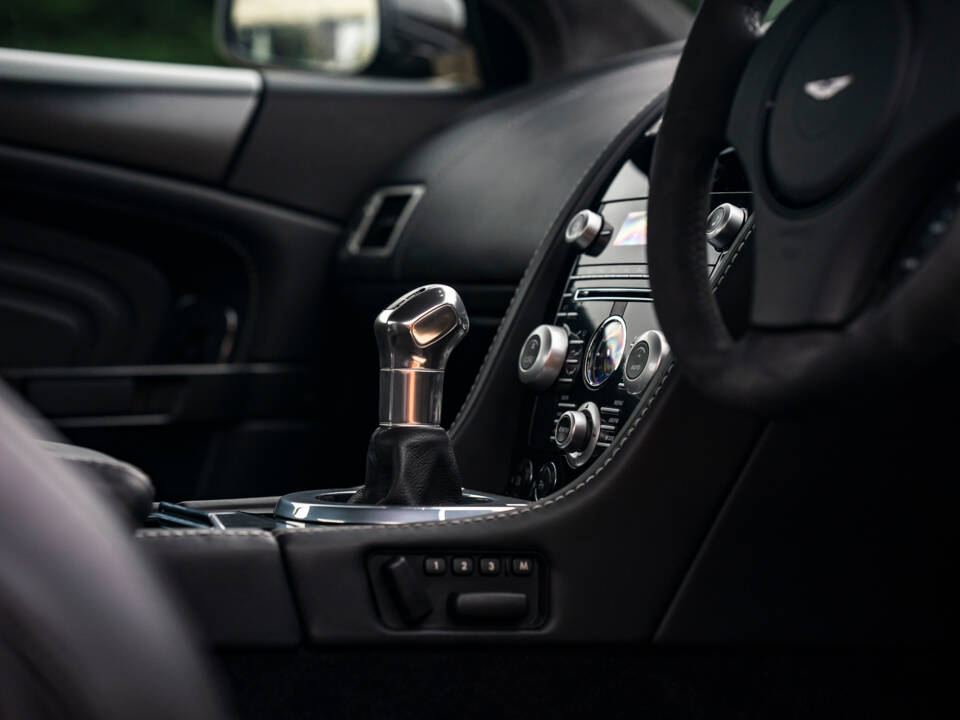 Image 22/36 of Aston Martin DBS (2008)