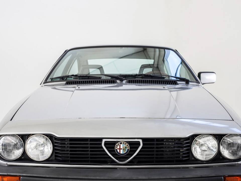 Image 2/11 of Alfa Romeo GTV 2.0 (1985)