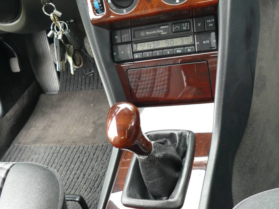 Bild 13/15 von Mercedes-Benz E 200 (1996)