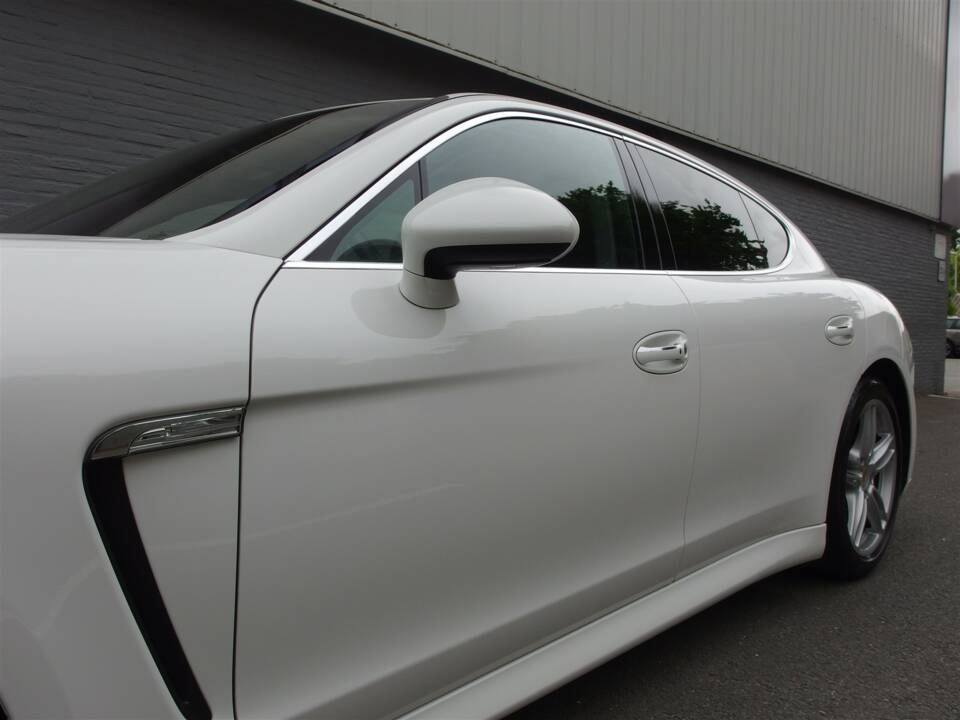 Image 29/98 of Porsche Panamera S (2010)