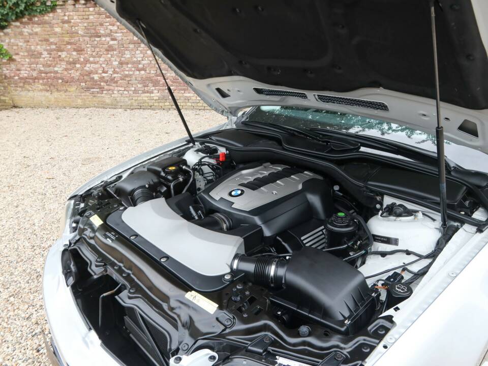 Immagine 37/50 di BMW 750i (2007)