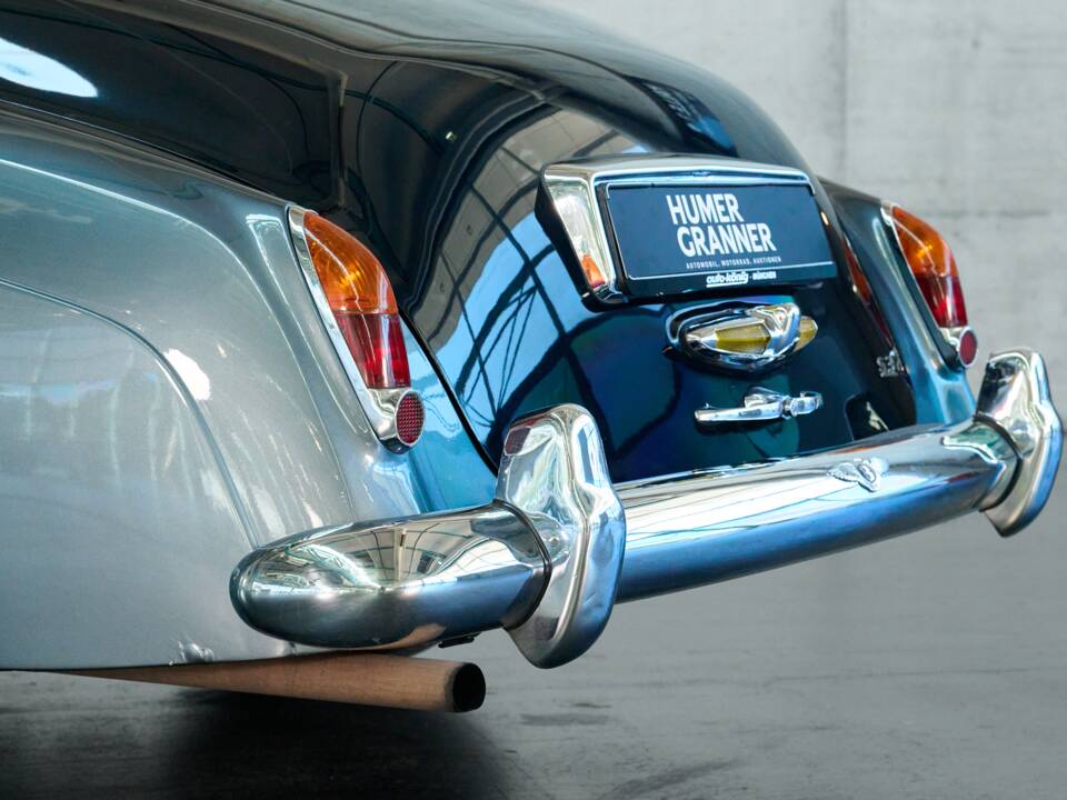 Image 17/50 of Bentley S 3 (1964)